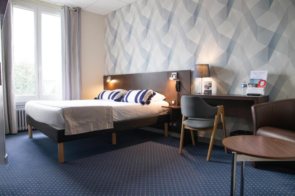 布雷斯特贝尔维尤酒店的一间卧室配有一张床、一张桌子和一把椅子