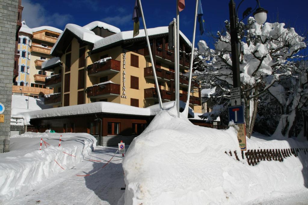 摩德纳迪-坎皮格里奥阿尔皮纳酒店的建筑物前的一堆积雪