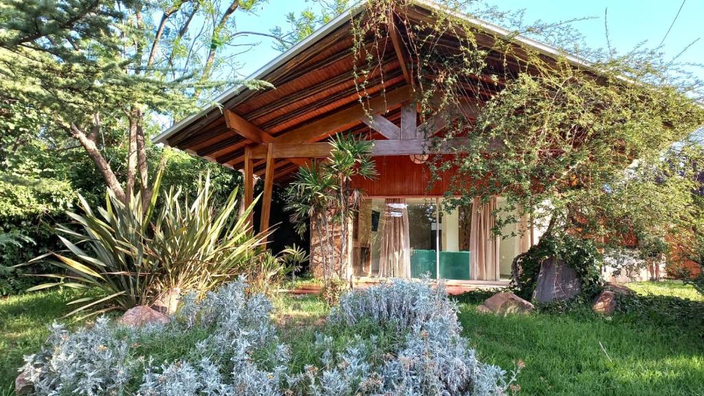 圣拉斐尔La MARGARITA的小屋前方设有花园