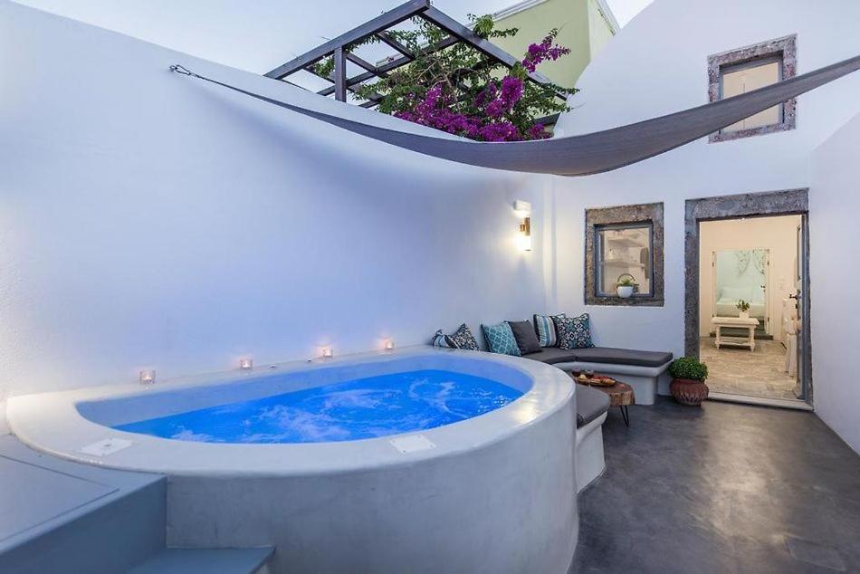 梅加洛克里Angels Villa Santorini的沙发间里的一个大型蓝色浴缸