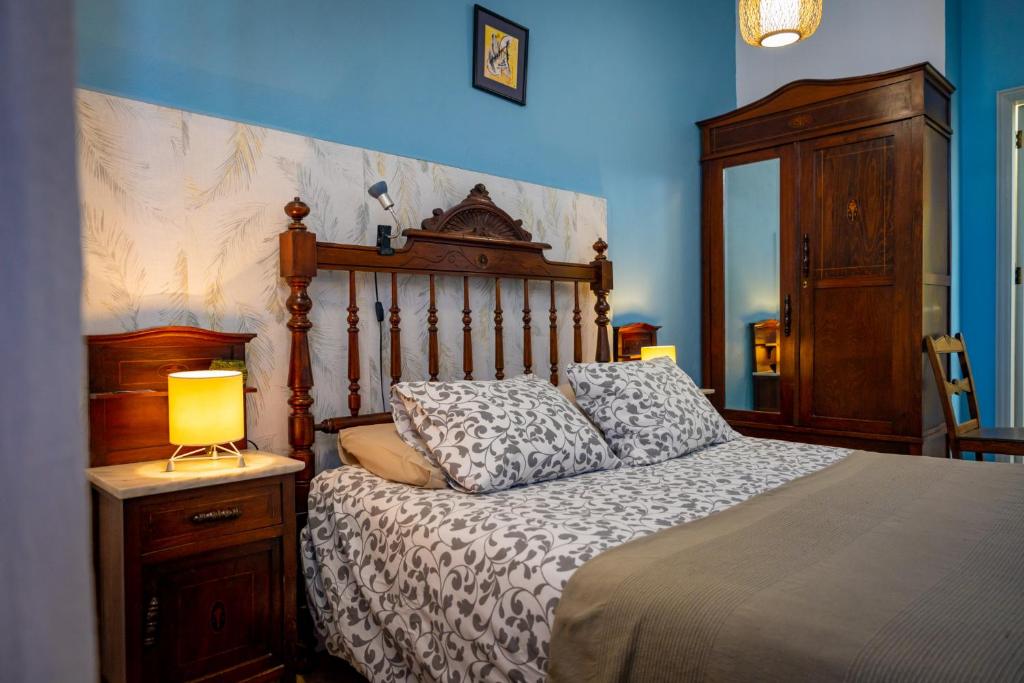 阿格特卡萨露娜住宿加早餐旅馆的一间卧室配有一张床和一张桌子上的台灯