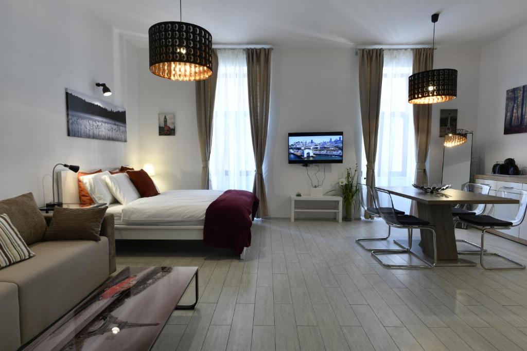 萨格勒布Apartment Antiope的一间卧室配有一张床、一张沙发和一张桌子