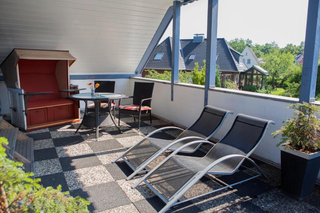 基尔吉斯私人出租酒店的阳台的天井配有桌椅