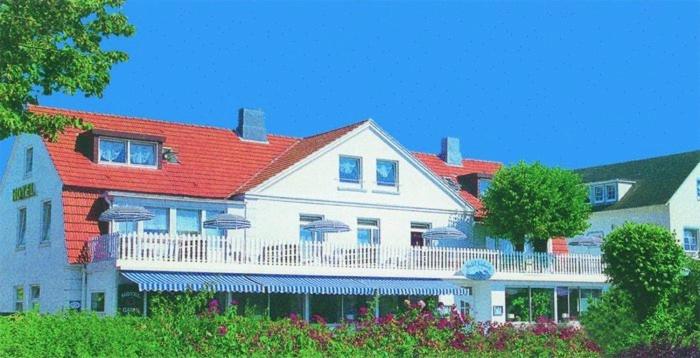 霍瓦赫特思罗斯特酒店的一座大型白色房屋,设有红色屋顶