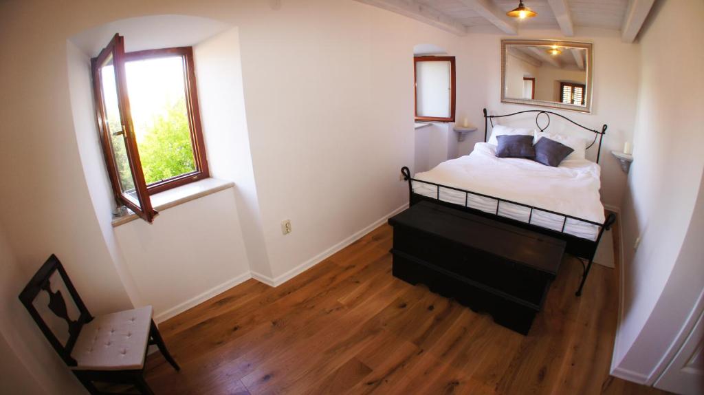 马里斯通Holiday home Villa Vanya的一间小卧室,配有一张床和镜子