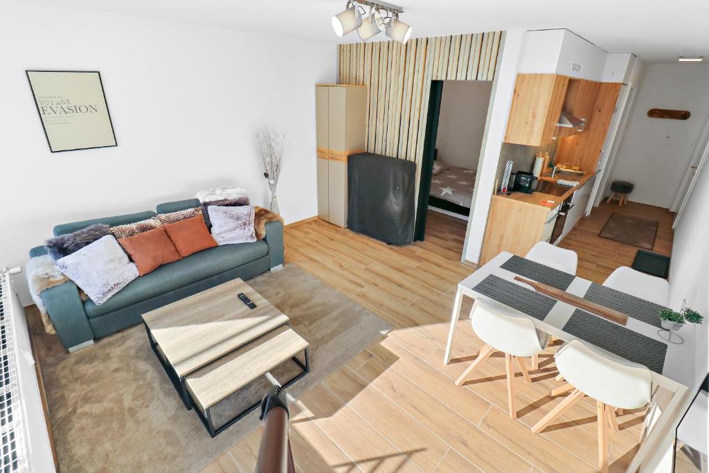 克莱恩 蒙塔纳Appartement cosy et rénové au cœur de la station的客厅配有沙发和桌椅