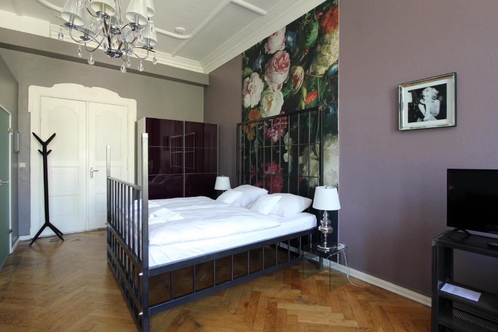 柏林科奈克申艺术酒店的一间卧室配有一张壁画床