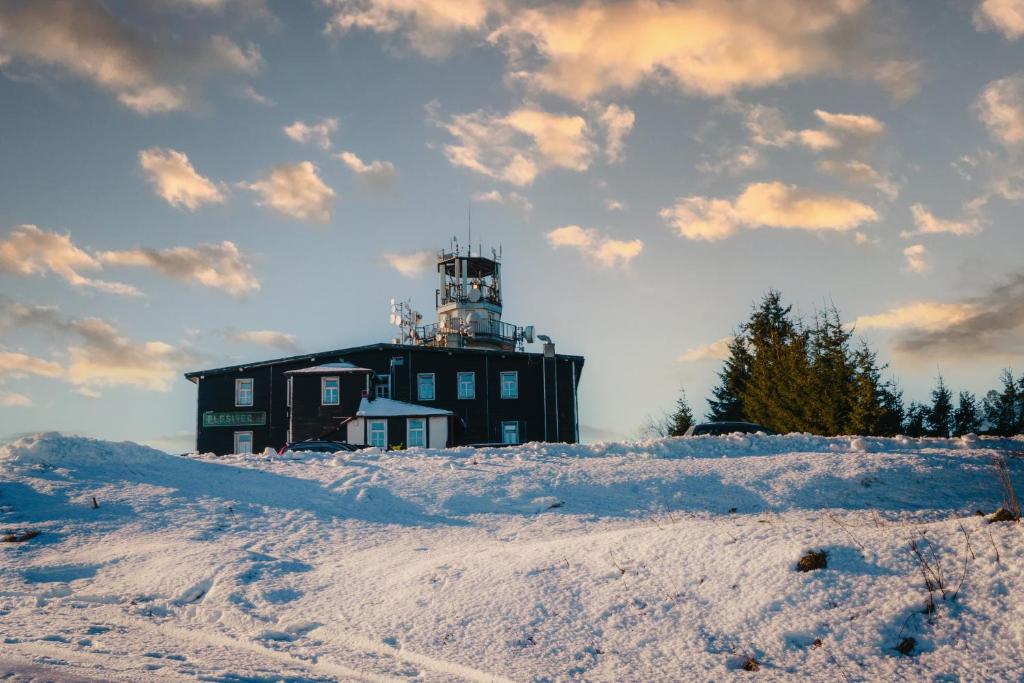 阿贝尔塔米波西维克酒店的一座位于雪覆盖的山顶上的灯塔