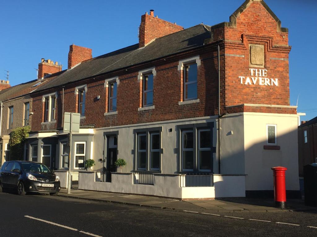 BlytheThe Tavern Bed and Breakfast的街道上带有标志的建筑