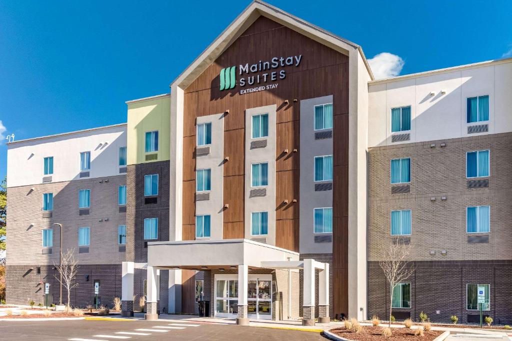 默夫里斯伯勒MainStay Suites Murfreesboro的前面有标志的酒店