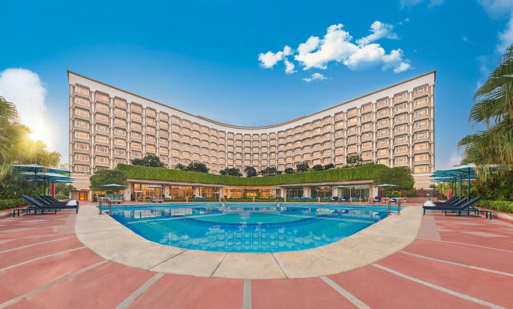 新德里新德里泰姬陵酒店的酒店前面设有一个大型游泳池