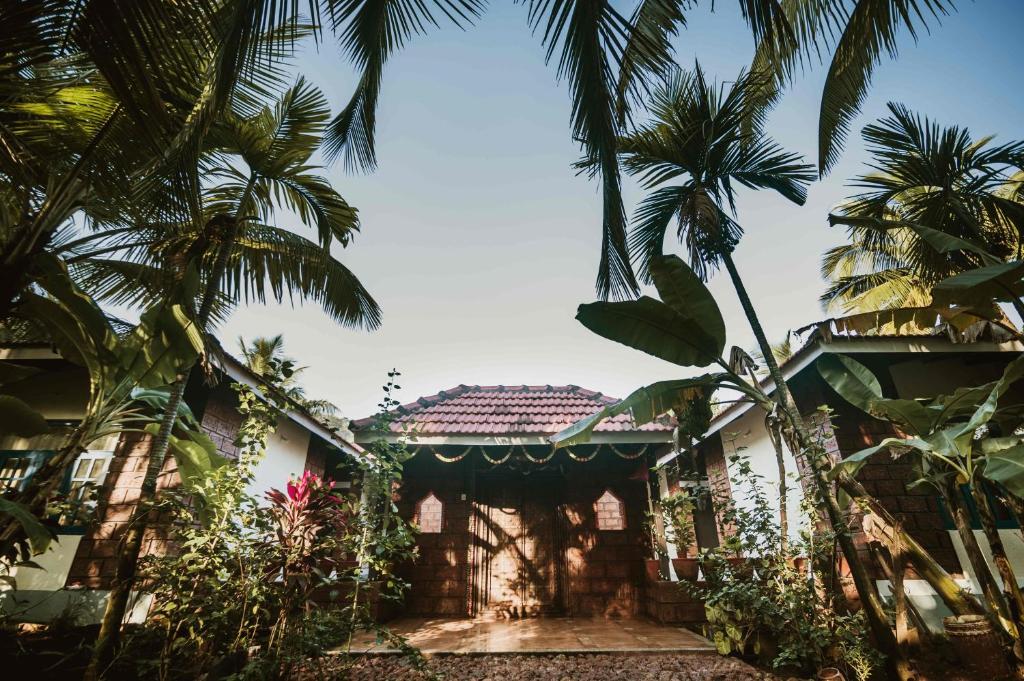 DāndeForest Casa By Rashmiraj - Kashid Beach的前面有棕榈树的房子