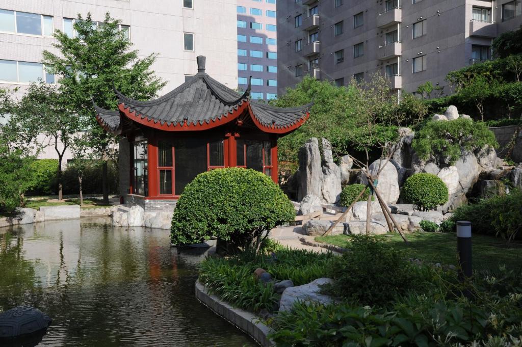 北京长富宫饭店的池塘中央的小建筑