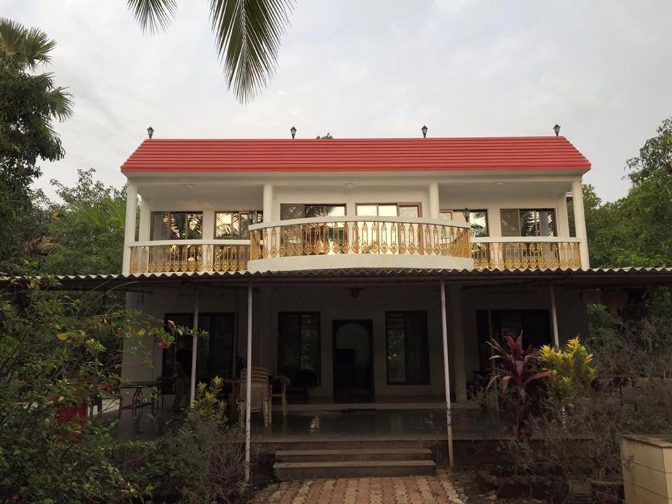 DongriMoon Harvest- Villa by the Pool的一座红色屋顶的房子和一个阳台