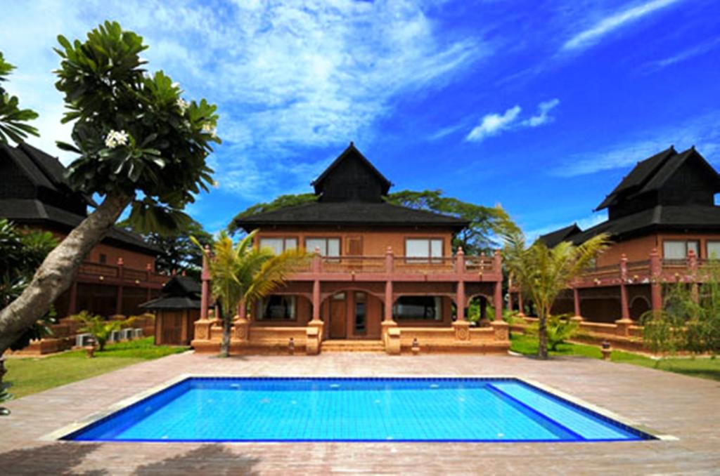 TaungooKMA Kaytumadi Hotel的一座房子前面设有游泳池