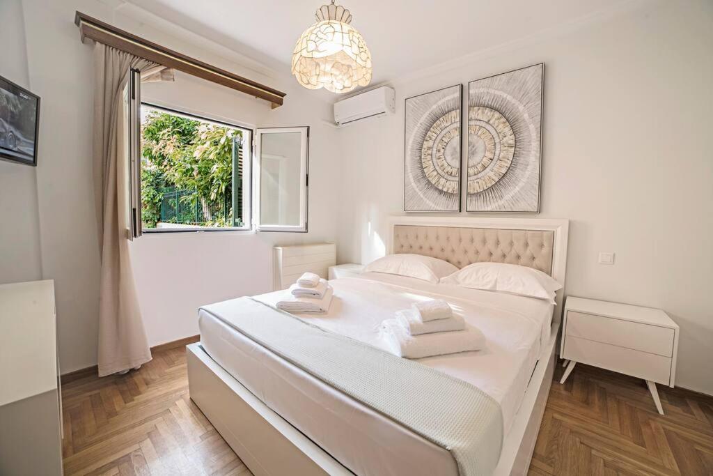 Ágios RókkosCasa Tua @ Tennis Corfu Club!的白色的卧室设有床和窗户