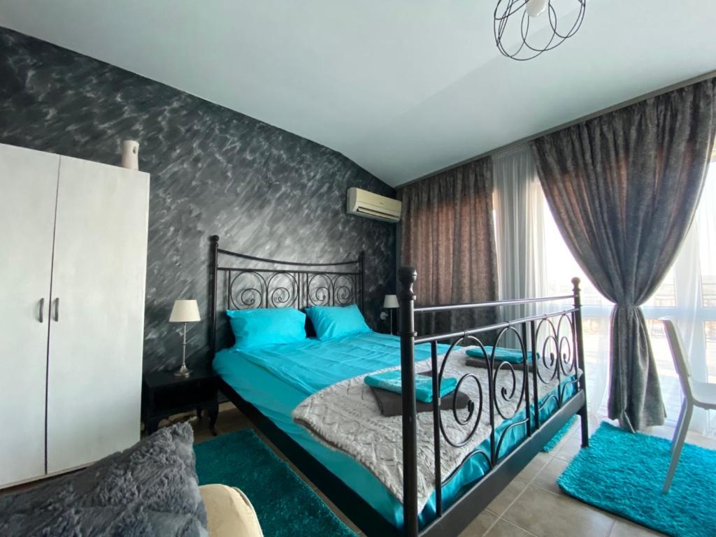 大特尔诺沃TOP SKY VIEW - Studio Panorama的一间卧室配有一张带蓝色床罩的床