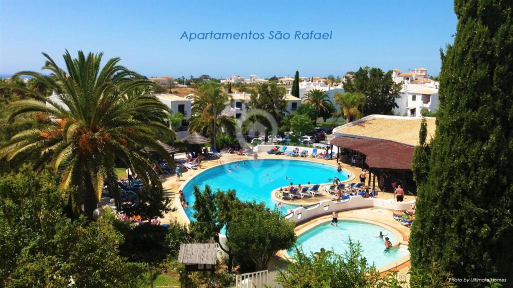 阿尔布费拉Apartamentos São Rafael - Albufeira, Algarve的享有度假村游泳池的景色