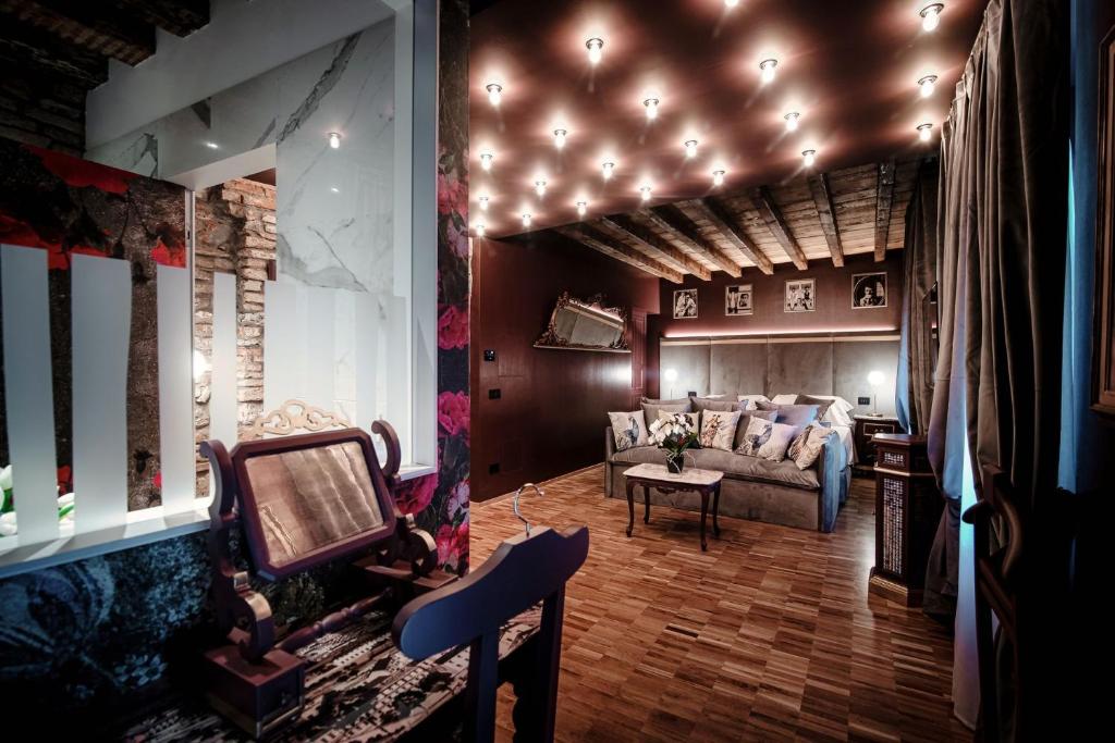 科莫Vitrum - Como Luxury Suites的客厅配有沙发和桌子