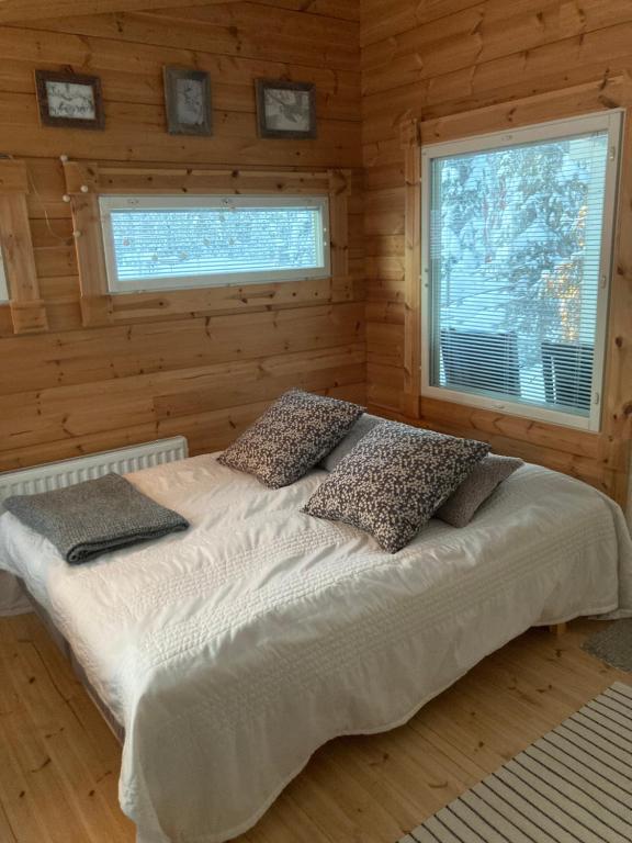 阿卡斯洛姆波罗Villa Kaltio的小木屋内一间卧室,配有一张床