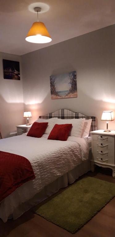 阿达拉Ashling B&B Ardara on Wild Atlantic Way F94T6N7的卧室配有带红色枕头的大型白色床