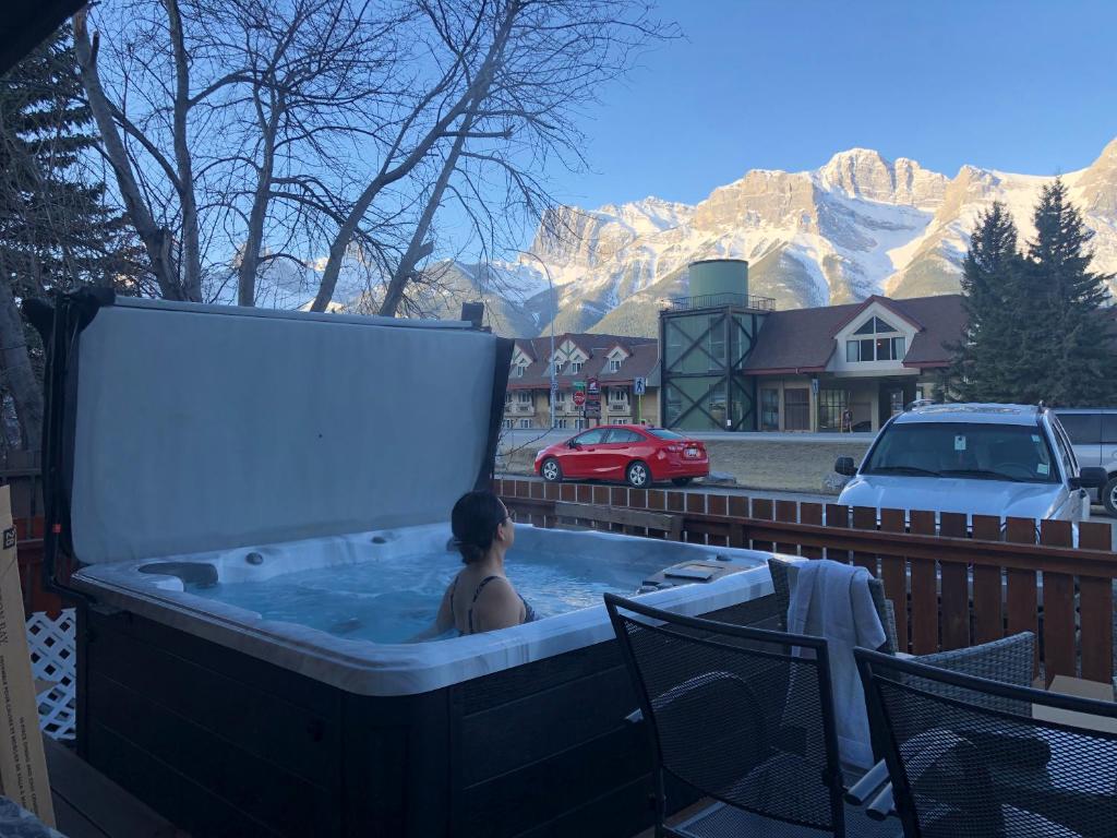 坎莫尔Private Hot Tub / Yard /Patio - A/C- Mountain View Vacation Home的身处山地热水浴池中的女性