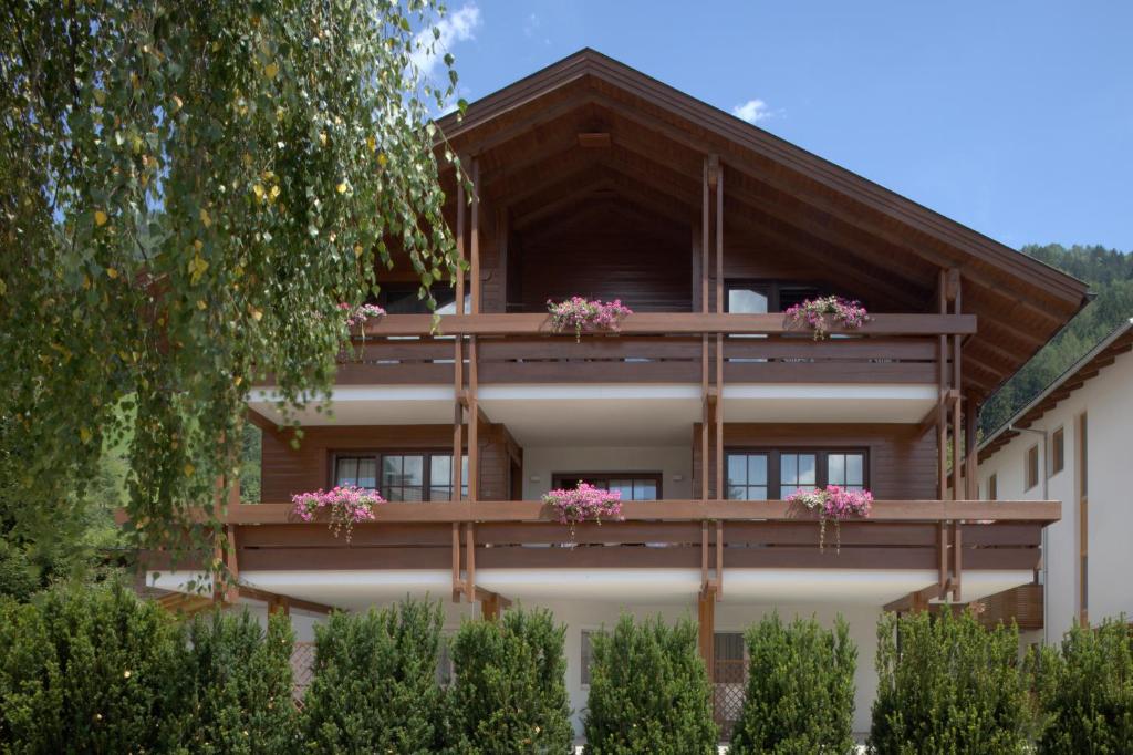 坎波图雷斯Dependance Villa Calluna的一座在阳台上装有粉红色花卉的建筑