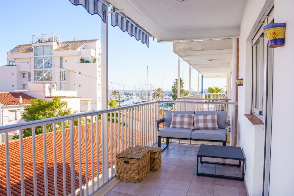 阿尔啼Club Náutico Altea Playa的阳台配有蓝色的沙发和桌子