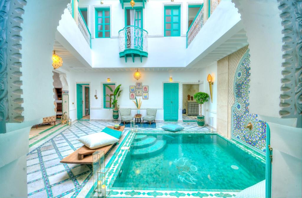马拉喀什riad paradis blanc的房屋中间的游泳池