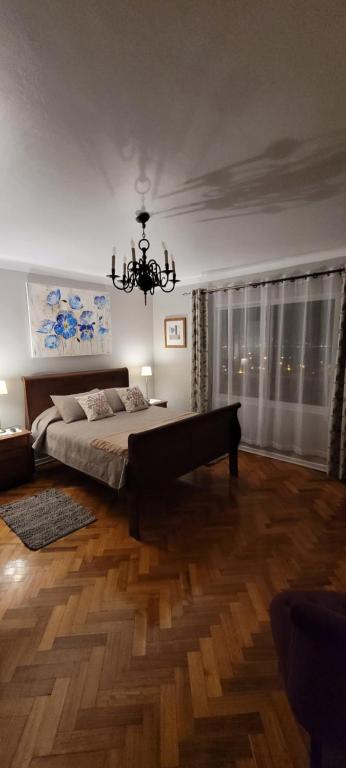 维纳德马CasaMatta的一间卧室配有一张大床和一个吊灯。