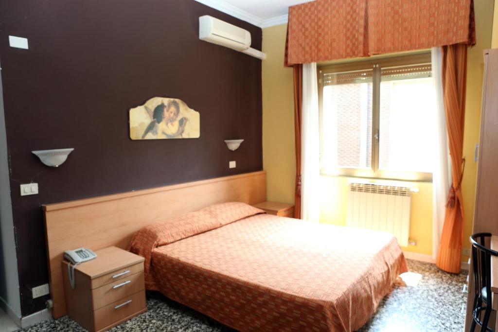 米兰比可卡酒店的一间小卧室,配有床和窗户