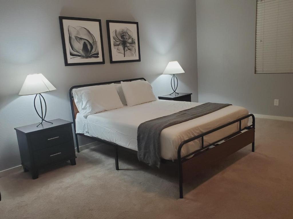 凤凰城Adventure Short Term Stays - Southgate Ave的一间卧室配有一张带两盏灯的床。