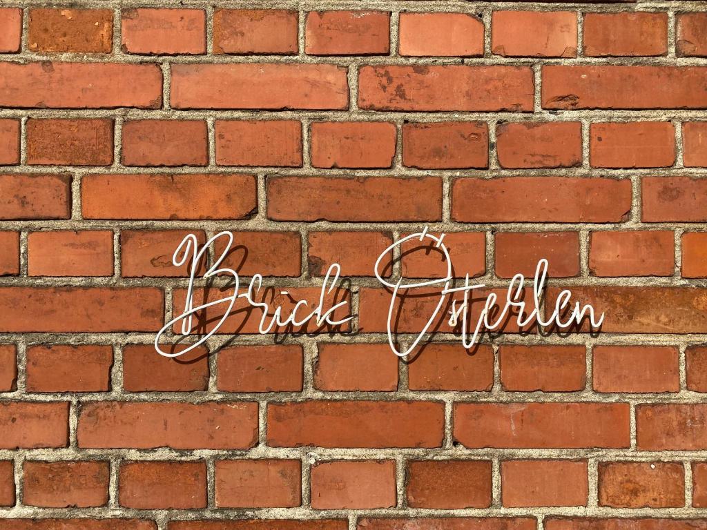 锡姆里斯港BRICK Österlen的砖墙,上面有读取砖的图标