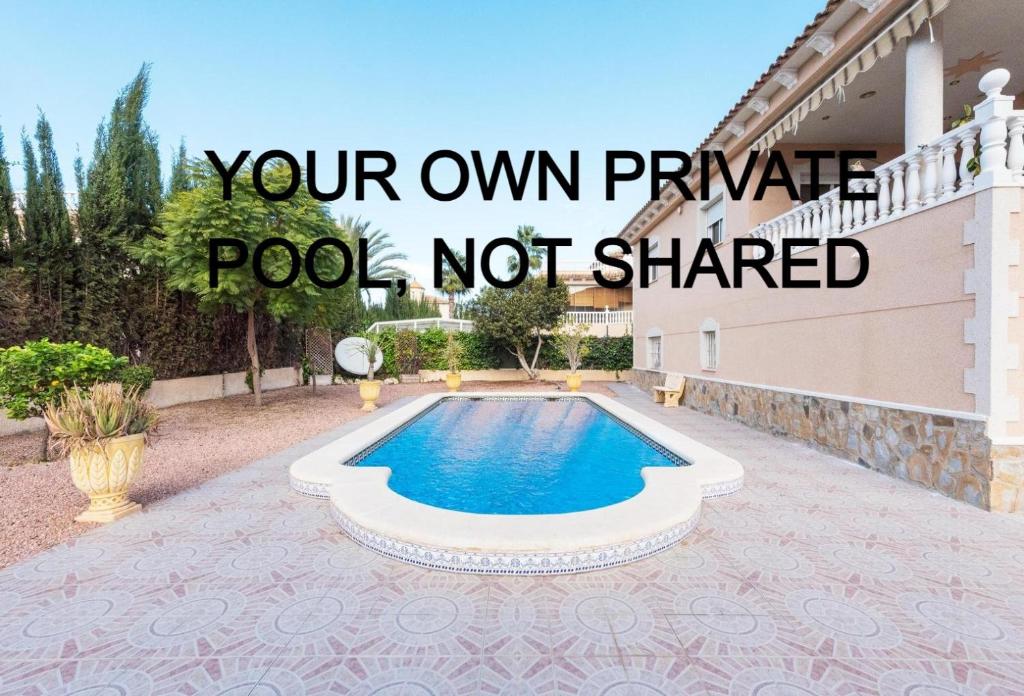 5 Star Alicante Own Private Pool内部或周边的泳池