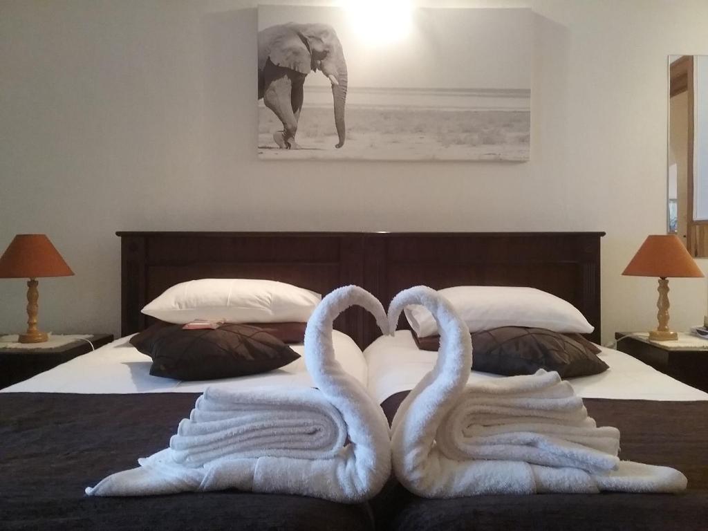 斯瓦科普蒙德Hotel Prinzessin Rupprecht的床上用毛巾制成的两天鹅