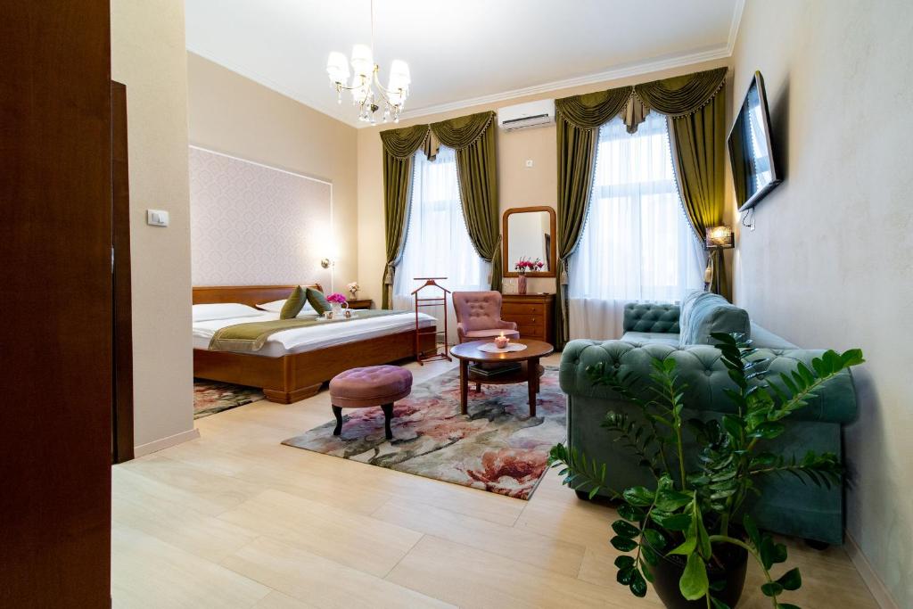 奥多尔黑塞库耶斯克Central Harmony Apartment的客厅配有沙发和1张床