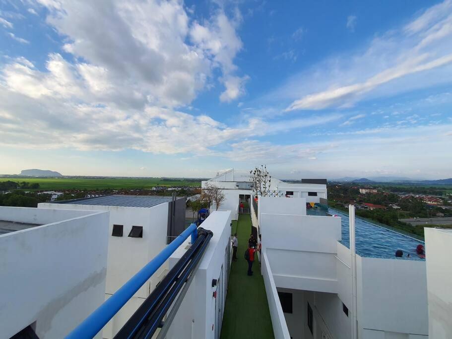 阿罗士打myRumah Imperio Home , Alor Setar 3BR with Sky Infinity Pool的从大楼顶部欣赏美景