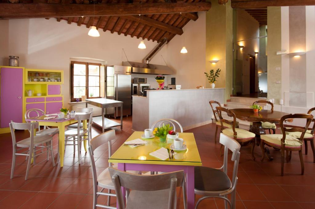 拉波拉诺泰尔梅安蒂科格兰奈奥尼住宿加早餐旅馆的一间带桌椅的餐厅和一间厨房