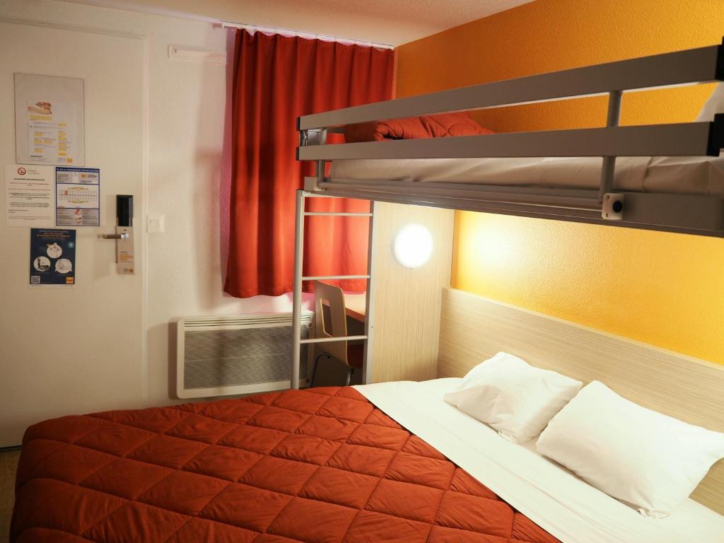 索米尔索米尔普瑞米尔经典酒店的配有双层床的客房内的一张床位