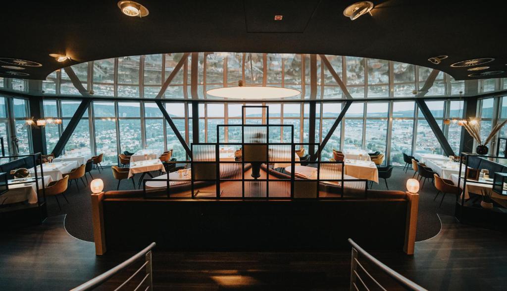 耶拿斯卡拉图姆酒店及餐厅的客房设有带桌椅的大窗户。