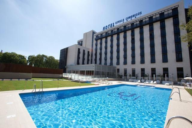 塞维利亚国会M.A.酒店内部或周边的泳池