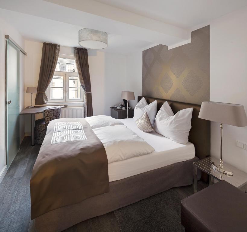 亚琛哈恩纳德酒店的一间卧室,卧室内配有一张大床