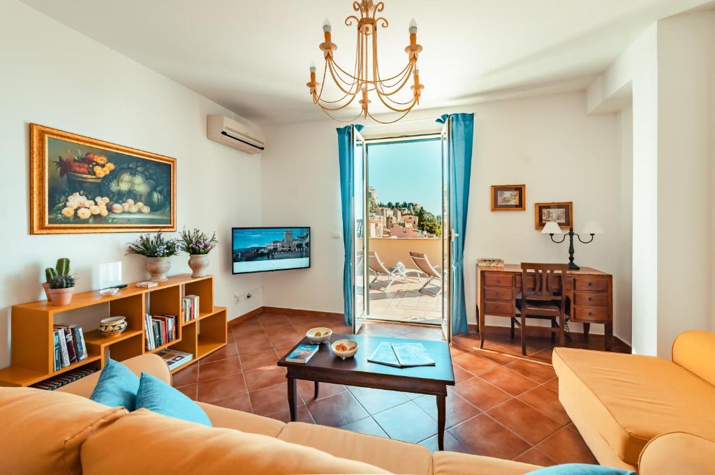 陶尔米纳TaoApartments - Casa Vittoria的客厅配有沙发和桌子