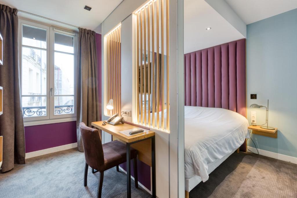 凡尔赛若德鲍姆酒店的酒店客房配有一张床和一张带椅子的书桌