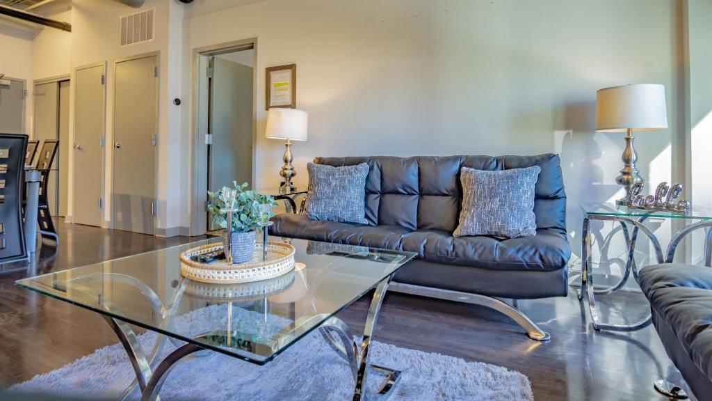 亚特兰大Midtown Fully Furnished Apartments - Great Location apts的带沙发和玻璃桌的客厅