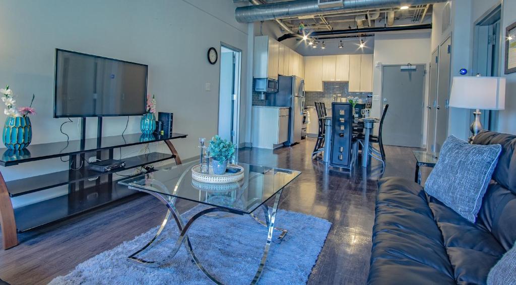 亚特兰大Midtown 1BR Fully Furnished Apartment - Great Location! apts的客厅配有沙发和桌子