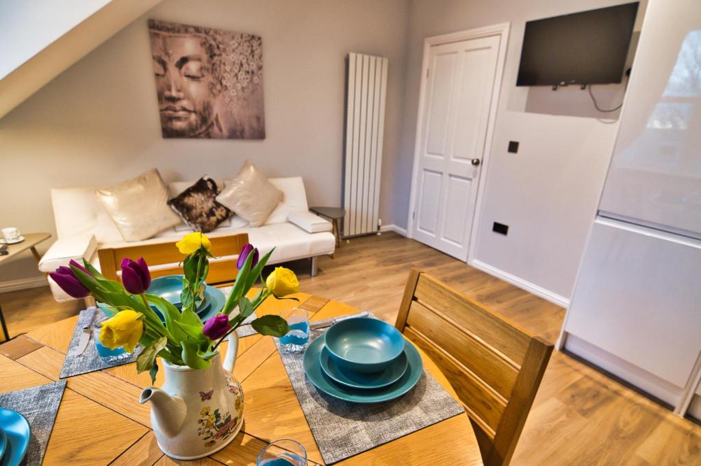 阿伯丁Modern & Cosy apartment in the heart of the historic old town of Aberdeen, free WiFi, free parking的客厅配有桌子和沙发