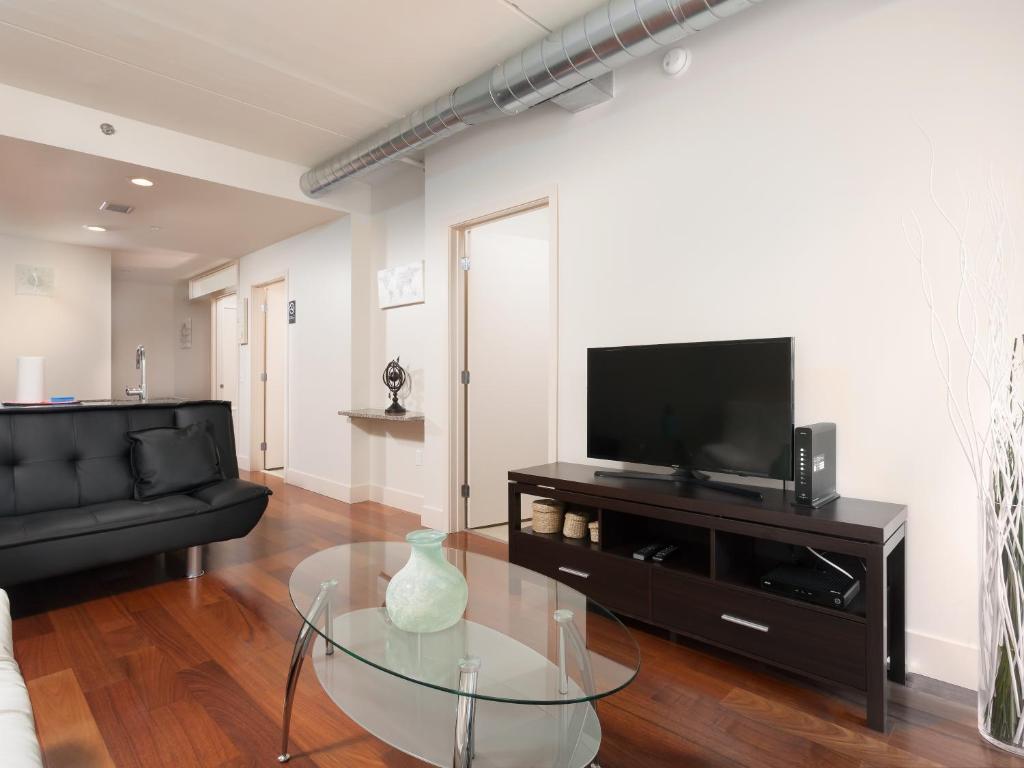 费城2BR Fully Furnished Apartment in downtown - Great location apts的客厅配有玻璃桌和电视