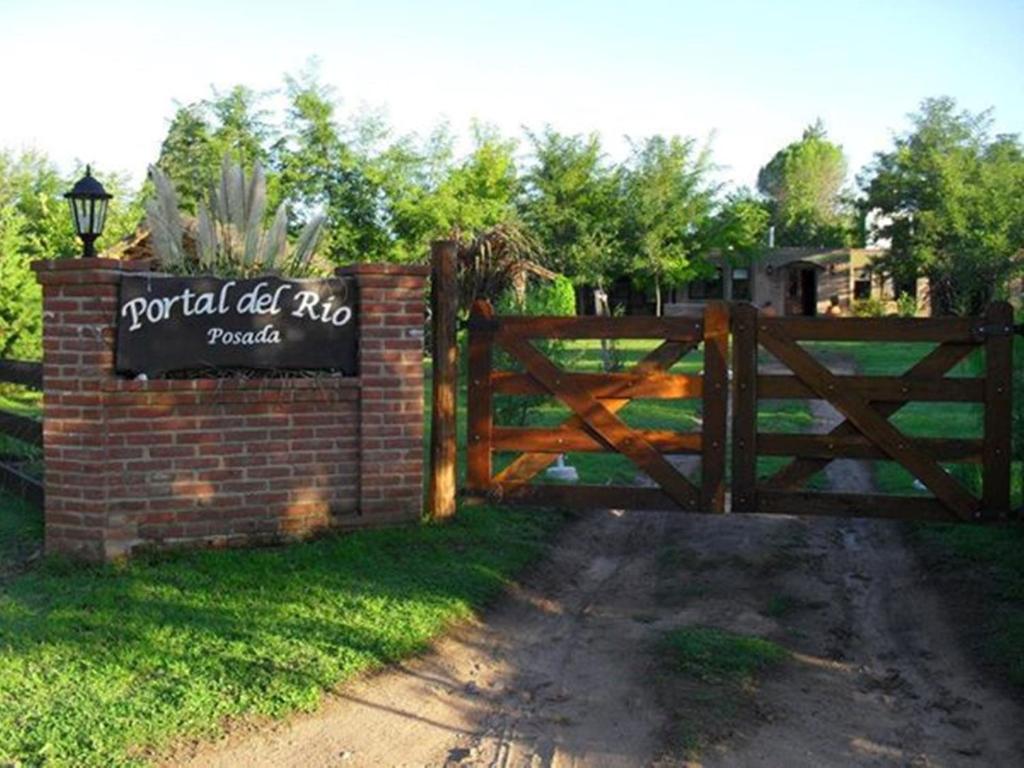 圣罗莎卡拉穆奇塔县Portal del Río Posada的栅栏前有标志的木门