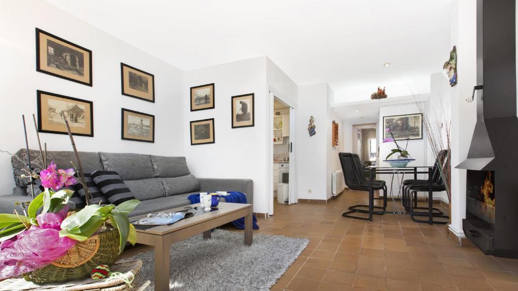 雅弗郎其Apartment Sabin - Llafranc的客厅配有沙发和桌子